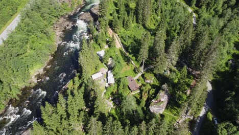 Atemberaubende-Luftaufnahme-Des-Hochseil--Und-Zipline-Kletterparks-In-Voss,-Norwegen---Voss-Active-Park-Mit-Strandaelvi-Fluss-Daneben