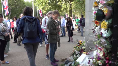 La-Gente-Deja-Flores-En-Un-Monumento-A-La-Reina-En-La-Entrada-Del-Parque-St-James-En-Londres,-Reino-Unido