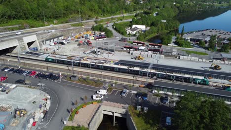 Reunión-De-Trenes-Vy-En-La-Terminal-De-Arna-En-Las-Afueras-De-Bergen,-Noruega---Vista-Aérea-Del-área-De-La-Estación-Y-El-Tren