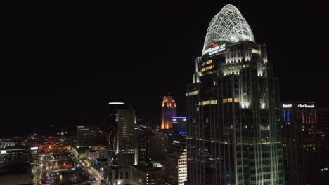 Luftaufnahme-Vor-Dem-Beleuchteten-Great-American-Tower,-Abend-In-Cincinnati,-USA
