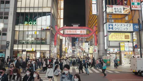Rotes-Tor-Zum-Kabukicho-Nachtlebensviertel-Von-Japans-Größter-Stadt