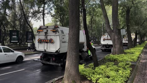 Toma-De-Camiones-De-Limpieza-Haciendo-Su-Trabajo-En-Un-Parque-En-La-Ciudad-De-México