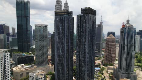 Drohne-Fliegt-Durch-Hohe-Gebäude-In-Kuala-Lumpur,-Malaysia