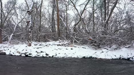 Ein-Bach,-Der-Durch-Das-Hinterland-Von-Idaho-Fließt,-Mit-Schnee,-Der-Den-Boden-Bedeckt