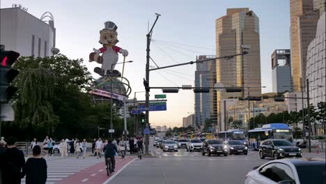 Geschäftige-Innenstadt-Südkorea-Seoul-City-Hauptverkehrszeitverkehr-Und-Fußgängerüberweg-Zeitraffer
