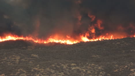 Una-Toma-De-Las-Furiosas-Llamas-Y-El-Humo-De-Un-Devastador-Incendio-Forestal-Que-Arrasó-El-Paisaje-Montañoso-De-Hemet,-California