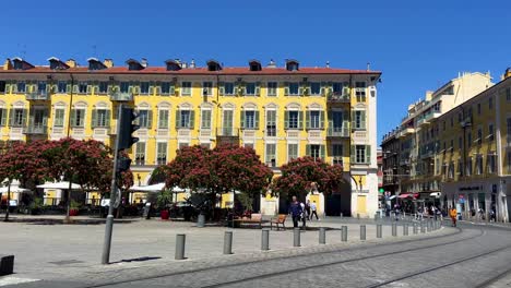 Szene-Am-Garibaldi-Platz-Bei-Tageslicht-In-Nizza,-Frankreich