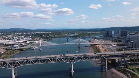Downtown-Portland-Bridges-Am-Wasser-An-Einem-Schönen,-Klaren,-Sonnigen-Tag