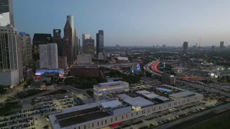 Vista-Aérea-Alrededor-Del-Centro-Cultural-Post-Houston,-Atardecer-En-Texas,-Ee.uu.---órbita,-Disparo-De-Drones