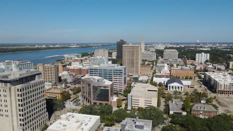 El-Centro-De-Baton-Rouge,-Louisiana-Y-El-Edificio-Del-Capitolio-Seguimiento-Ascendente-Aéreo-Hacia-Adelante