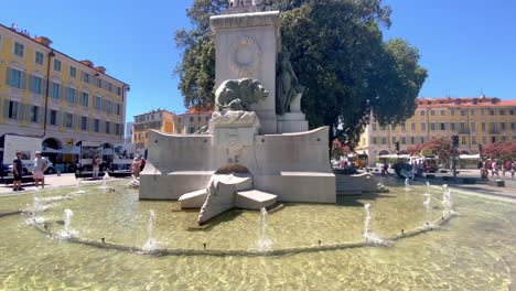 Monumento-A-Giuseppe-Garibaldi-En-El-Centro-De-La-Fuente-De-Agua-En-La-Plaza-Garibaldi-En-Niza,-Francia