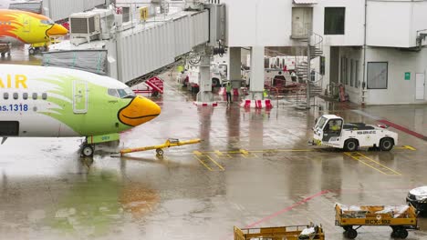 Nok-Air's-Boeing-737-is-being-pushed-back-and-started-up-at-Donmuang-Airport,-Bangkok,-Thailand