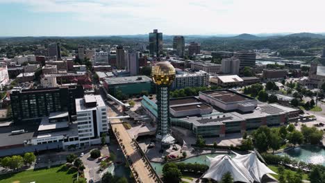 Vista-Aérea-Alrededor-De-La-Torre-Sunsphere-Y-El-Centro-De-Knoxville,-Soleado-Tennessee,-Estados-Unidos