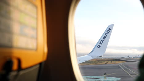 Mirando-A-Través-De-La-Ventana-De-Un-Avión-Durante-El-Vuelo-Desde-El-Aeropuerto-De-Lisboa-En-Portugal---Pov