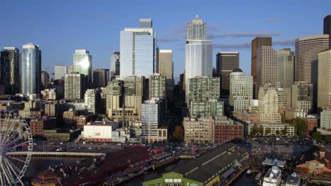 Luftaufnahme-In-Der-Nähe-Der-Zentralen-Uferpromenade-Mit-Blick-Auf-Das-Great-Wheel-Von-Seattle,-Nachmittag-Im-Nordwesten-Der-USA