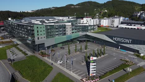 Exterior-Del-Centro-Comercial-Horisont-En-El-Día-De-Verano-Antes-Del-Horario-De-Apertura---Día-Soleado-Antena-Desde-El-Distrito-Fuera-De-Bergen-Noruega