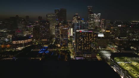 Das-Marriott-Marquis-Hotel-Und-Die-Skyline-Von-Houston-City---Luftaufnahme