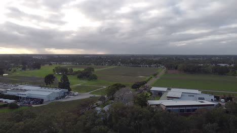 Puesta-De-Sol-Vista-Aérea-Descendente-Bodegas-Sandalford-Y-Mandoon,-Swan-Valley-Perth