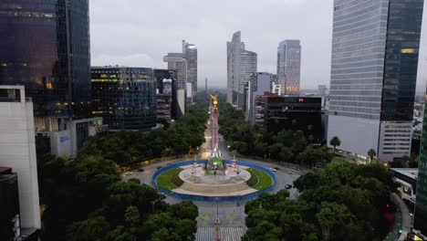 Vista-Aérea-Lejos-Del-ángel-De-La-Independencia-En-La-Avenida-Reforma,-En-La-Sombría-Ciudad-De-México---Tire-Hacia-Atrás,-Tiro-De-Drones