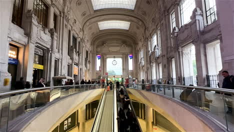 Zeitraffer-Im-Mailänder-Hauptbahnhof-In-Mailand-In-Italien