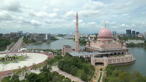 Toma-Aérea-De-Drones,-Vista-Lateral-De-La-Mezquita-Putra-O-Masjid-Y-La-Plaza-Putra