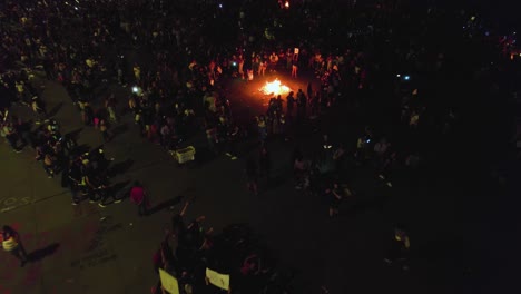 Vista-Aérea-De-Un-Motín,-Gente-Quemando-Cosas-En-Las-Calles-De-La-Ciudad-De-México,-Durante-La-Noche