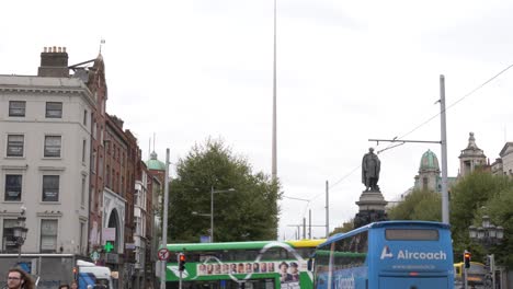 Peatones-Caminando-En-El-Puente-O&#39;connell-Con-Autobuses-Urbanos-Y-Vehículos-En-Dublín,-Irlanda