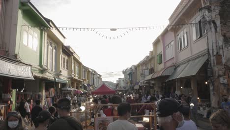 überfüllte-Touristen,-Die-Auf-Dem-Sonntagnachtmarkt-In-Der-Thalang-Road-Einkaufen