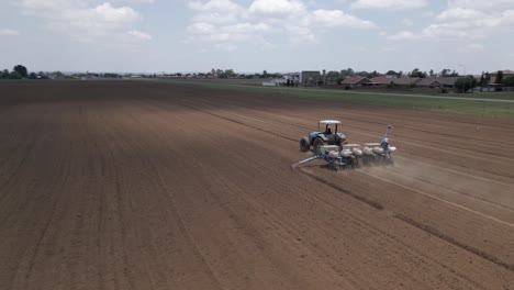 Antena-En-órbita-Del-Tractor-Tirando-De-La-Sembradora-De-Semillas,-Sembrando-En-La-Granja-De-Cultivos