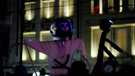 Krewe-Of-Boo-Parade-New-Orleans-Night-Canal-Street-Puppets-Folgen