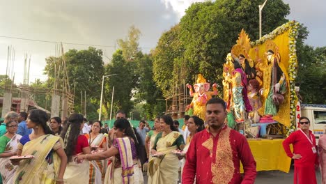 Kulturelle-Darbietung-Zur-Feier-Der-Dankzeremonie-An-Die-Unesco,-Weil-Kalkuttas-Durga-Puja-In-Die-Liste-Des-Immateriellen-Kulturerbes-Aufgenommen-Wurde