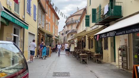 Paseando-Por-El-Centro-De-La-Ciudad-Con-Tiendas,-Cafeterías-Y-Restaurantes-En-Antibes,-Francia