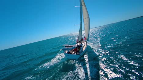 Vista-Aérea-Fpv-De-Un-Velero-Que-Navega-Por-El-Mar-Mediterráneo-En-El-Sur-De-Francia