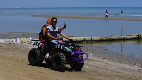 Java-Central,-Indonesia---2-De-Septiembre-De-2022:-Los-Visitantes-Viajan-En-Atv-En-La-Playa,-Cámara-Lenta