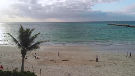 Drohne-Fliegt-Auf-Das-Portal-Zu-Maya-Skulptur-In-Playa-Del-Carmen