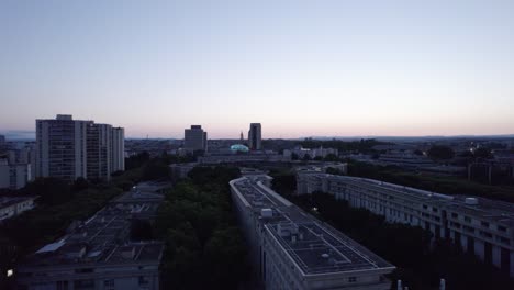 Tejados-De-Montpellier-Al-Anochecer-Toma-Aérea-Ascendente-Sobre-El-Paisaje-Urbano