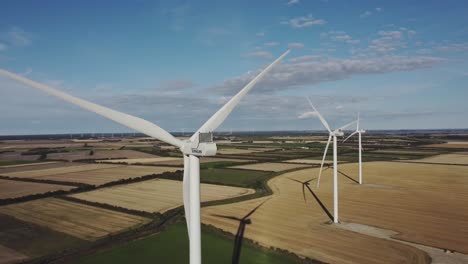 Retroceso-Aéreo-En-Turbinas-Eólicas-Que-Producen-Energía-Eólica-En-El-Campo-En-Thisted,-Dinamarca