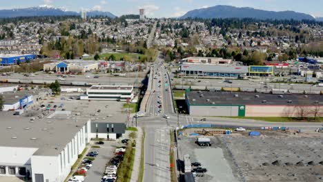 Vista-Aérea-Del-Paso-Elevado-De-King-Edward-Street-Y-La-Autopista-Transcanada-Con-Edificios-Comerciales-Cercanos-En-Coquitlam,-Bc,-Canadá