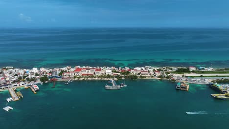 Vista-Aérea-De-Barcos-Y-Transbordadores-En-El-Puerto-Deportivo-De-Isla-Mujeres,-En-El-Soleado-México