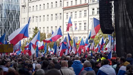 Demonstranten-Mit-Tschechischen-Flaggen-Unter-Der-Bühne-Bei-Einer-Demonstration-In-Prag