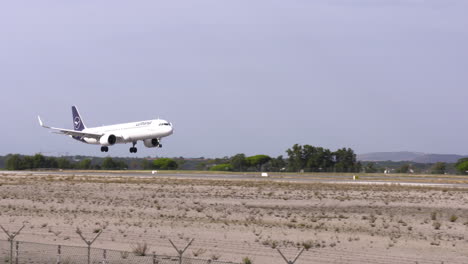 El-Aterrizaje-De-Uno-De-Los-Aviones-Neo-Airbus-A321-De-La-Lufthansa-Alemana