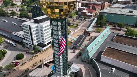 Vista-Aérea-Alrededor-De-La-Bandera-Del-Día-De-La-Independencia-En-La-Torre-Sunsphere-En-Knoxville,-Ee.uu.---Dando-Vueltas,-Disparo-De-Drones