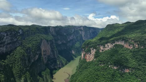 Vista-Aérea-De-Los-Turistas-En-Un-Mirador-En-El-Río-Grijalva-Y-El-Cañón-Del-Sumidero-N-Soleado-Chiapas,-México