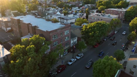 Coches-En-Una-Calle-De-Sentido-único-En-La-Ciudad-Americana