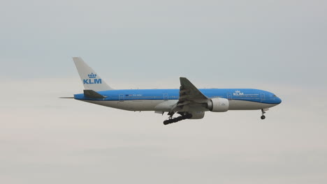 Royal-Dutch-Airlines-Klm-En-Vuelo-Descendiendo-Con-El-Tren-De-Aterrizaje-Bajado