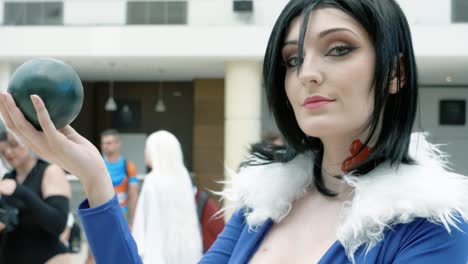 Frau-Verkleidet-Als-Schneewittchen-Mit-Einem-Blauen-Ball-In-Der-Hand-Porträt-Cosplay-Event