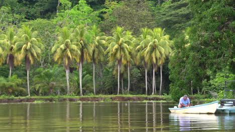 Tourist,-Der-Ein-Kleines-Boot-In-Einer-Malerischen-Tropischen-Landschaft-Im-Dschungel-Von-Costa-Rica-Aufbaut