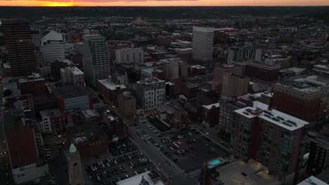 Vista-Aérea-De-Apartamentos-Y-Condominios-En-El-Centro-De-Cincinnati,-Puesta-De-Sol-Vibrante-En-Ohio,-Ee.uu.---Ascendente,-Disparo-De-Drones