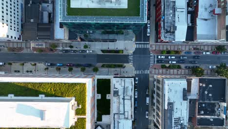 Top-Down-Antenne-Der-Stadtstraße