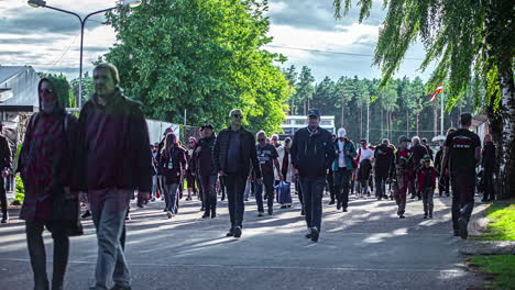 Tiro-De-Lapso-De-Tiempo-De-La-Multitud-Saliendo-Del-Estadio-Después-De-Ver-El-Campeonato-Mundial-De-Rally-Cross-Rx-En-Riga,-Letonia-Durante-El-Día